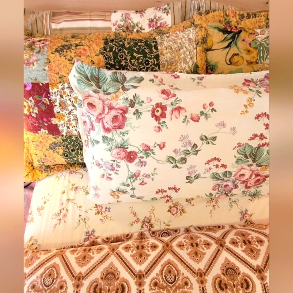SOLD - VINTAGE Queen Sz 7pc Bedding Set - Picture 3 of 15